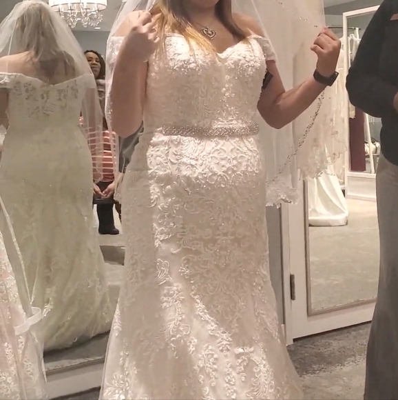 Beautiful wedding dress never worn - Picture 3 of 6